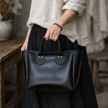 本革 スモールキャリーオールバッグ／ブラックエナメル型押し牛革の静かな光沢