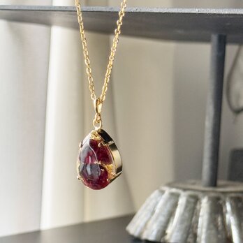 ユニセックス 【1月の誕生石】静かな意志を胸元に。ガーネット・レジン・ネックレス（45-55cm）