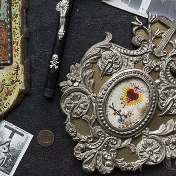 古い聖品のアートワーク