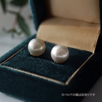 大粒・美しい照り★貝パール9ｍｍホワイトのサージカルステンレス・スタッドピアス・イヤリング　～雪化粧（ゆきげしょう）