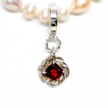 0.85ctガーネットとSV925のトップ（トップのみの販売です、天然石、柘榴石、誕生石、ロジウム、開閉式バチカン付き）