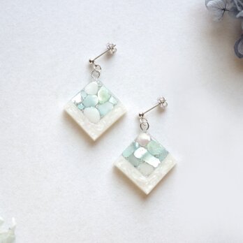 レジンアート　スクエアピアス〈囁き貝・アクアマリン〉