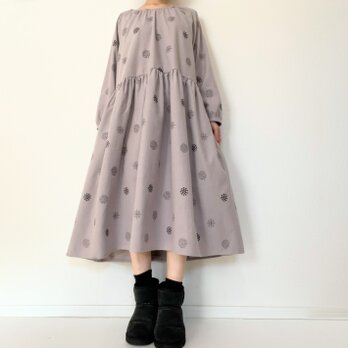 雪の結晶＊刺繍の水玉模様＊大人のリラックス長袖ワンピース＊冬景色ツリー＊綿100％＊ポケット付＊くすみグレー×あずき色