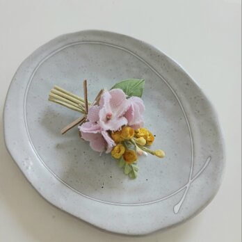 染め布花＊桜色・すみれとミモザの布花コサージュ