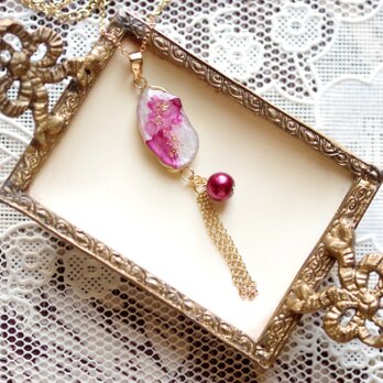 レジンアート　スライスアゲートとガラスパールとフリンジのペンダント〈官能的芳香〉