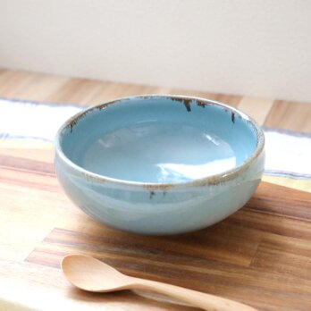 ニュアンスブルーと縁飴の丸い浅鉢