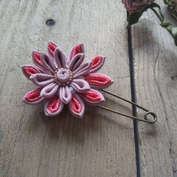 つまみ細工のお花のストールピン