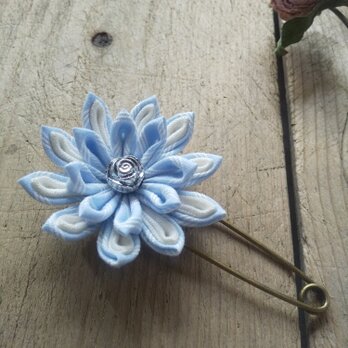 つまみ細工のお花のストールピン