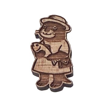 【木ｔｃｈ】クルミの木・ブローチ（ハッピーキャッチ）カワウソ