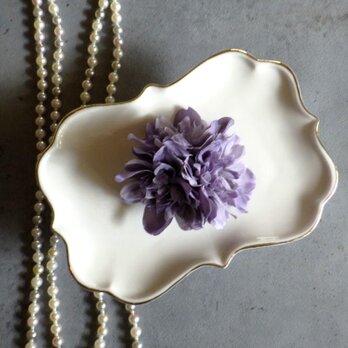 横顔を引き立てる ダリアのコサージュ■ ラベンダー  ■  スターダリア 3輪合わせ