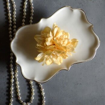 横顔を引き立てる ダリアのコサージュ■ ライトオレンジ ■  スターダリア 3輪合わせ