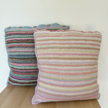 織物のような厚み伝統のアフガン編みクッションカバー（ピンク）