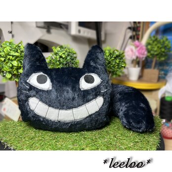 黒猫にゃーの巨大スマホストラップ／ふさふさもこもこアップリケ雑貨／黒胴尻尾18-1