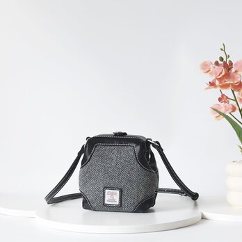 「ウール×革の組み合わせ」軽やかに持てる小ぶりショルダーバッグ