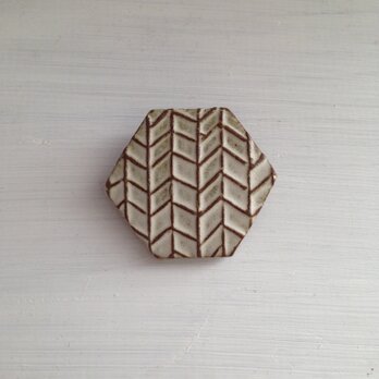 ブローチ(ヘリンボーン六角)白マット