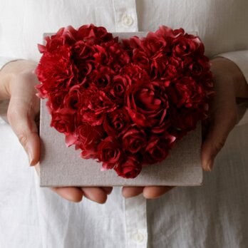 還暦を祝う 赤い花のハートアレンジメント ― bonheur et santé を添えて ―(箱入り・受注制作)