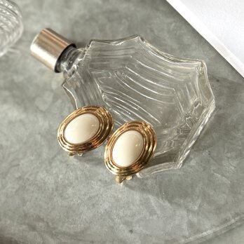 YA230-【 AVON 】エイボン・ヴィンテージイヤリング 1980's White Cabochon