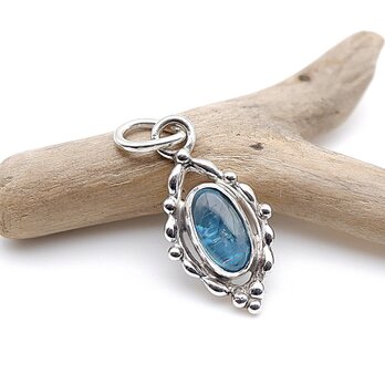 シーグリーンカイヤナイトのデザインペンダント　～深き森の泉～　天然石アクセサリー　一点物