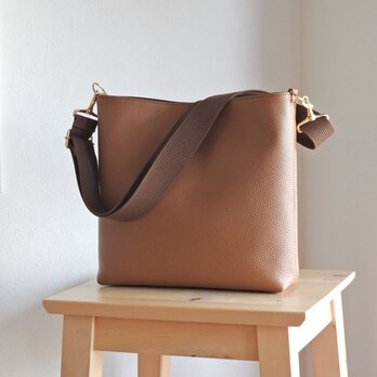 スクエアショルダー　ちょっと大きめ　キャメル