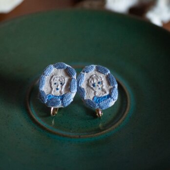 刺繍イヤリング「たそがれ顔」1