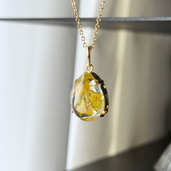 感謝と思いやりを、そっと胸元に宿して。今日という一日をやさしく彩る、ミモザ・ドロップ・ネックレス