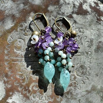 フランスアンティーク吹きガラスとたわわなアマゾナイト＆アメジスト、白蝶貝の小花、民族鈴のピアス