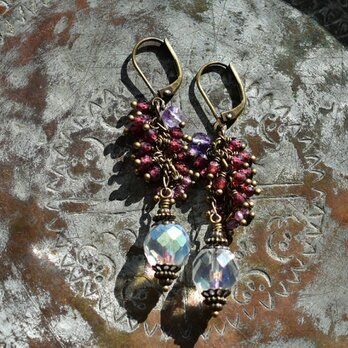 ヴィンテージオーロラチェコビーズとたわわなガーネット、アメジストのピアス