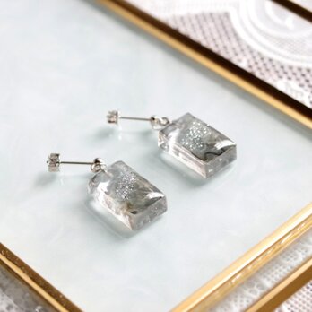 レジンアート　長方形のピアス〈イノセント〉