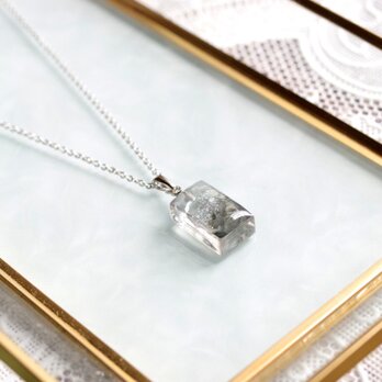 レジンアート　長方形のペンダント〈イノセント〉