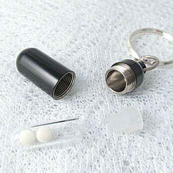 【漆黒・神秘的なブラック の海へ】　純チタン製・遺骨入れキーホルダー（内部に硬質ガラス容器付）一生もの　　◎日本製
