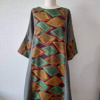 幾何学柄ラッパ袖ワンピース