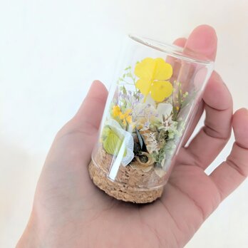 プリザーブドフラワー／黄色のハート四つ葉のクローバーと小花の野原ミニガラスボトルギフト（幸せギフト♡）数量限定