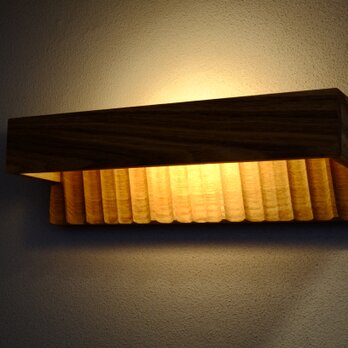 タモ無垢材のブラケットライト