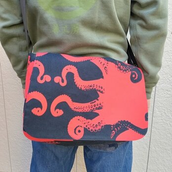 デザイナーズファブリックメッセンジャーバッグ（騙し絵蛸図）赤×黒