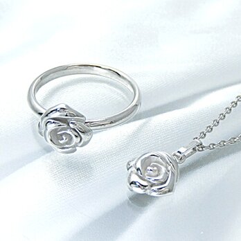 ホワイトローズ｛薔薇｝のリング＆ペンダントセット：シルバー製【主張しすぎない程よいサイズ。】