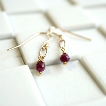ちっちゃなルビーとゴールドチェーンのピアス