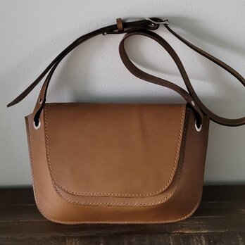 オイルダコタ　かぶせのついたボディーバッグ