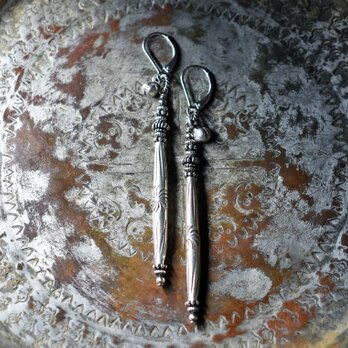 刻印入りロングカレンシルバーとハンドメイドシルバー、ナバホパール、インドシルバー鈴の長めなピアス