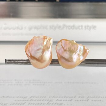 オイスター バロックパール ヒラヒラが可愛い　ピンクオレンジの スタッドピアス K14gf イヤリングに変更可能