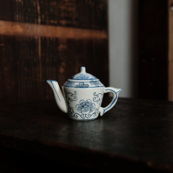 乾隆年製◆中国産　花唐草文染付小ぶり急須　煎茶茶器　中国茶　インテリアオブジェ　シノワズリ　【アマテ】