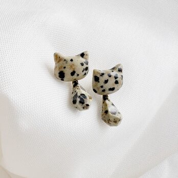 ぷっくりベージュ、黒斑模様 揺れる猫 天然石ダルメシアンジャスパー 2way 体揺れるピアス
