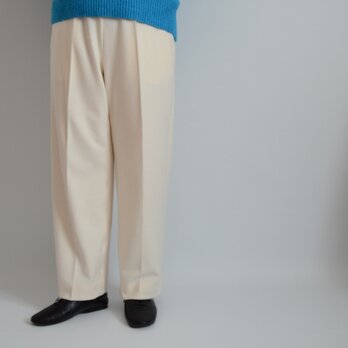 滑らかツイルのストレートパンツ　オフホワイト