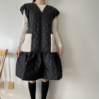 Vネック ローウエストギャザーワンピース（ナイロンキルト）黒