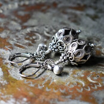 鳥かごの様なカレンシルバー、隠れブルービーズ、インドシルバー鈴のピアス