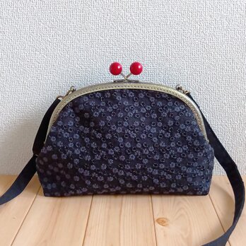 長財布も入る大きめ　小花柄刺繍　がま口ショルダーバッグ　25cm口金　ブラック　612