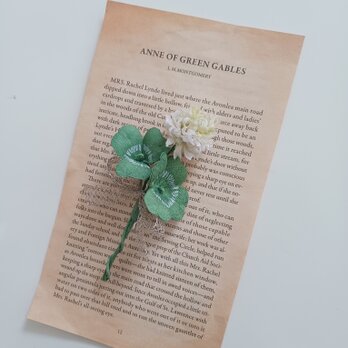 染め布花＊しろつめくさと四つ葉のクローバーのコサージュ