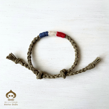 【草木染めヘンプ】トリコロールのブレスレット｜静電気・電磁波対策｜金属アレルギーフリー（カーキ）