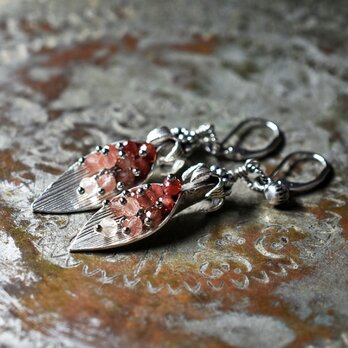 葉っぱのようなカレンシルバーとたわわなアンデシン、インドシルバー鈴のピアス