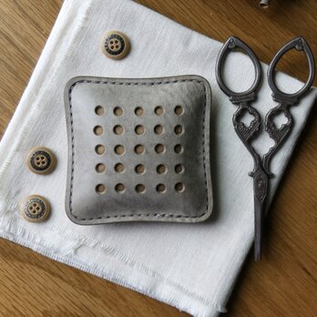 イタリア革のピンクッション／針立て／針山／グレー