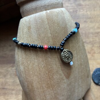 ＊Vの字ブレス。@真鍮のモチーフビーズ＋ジャワシードビーズ＋シードビーズいろいろ